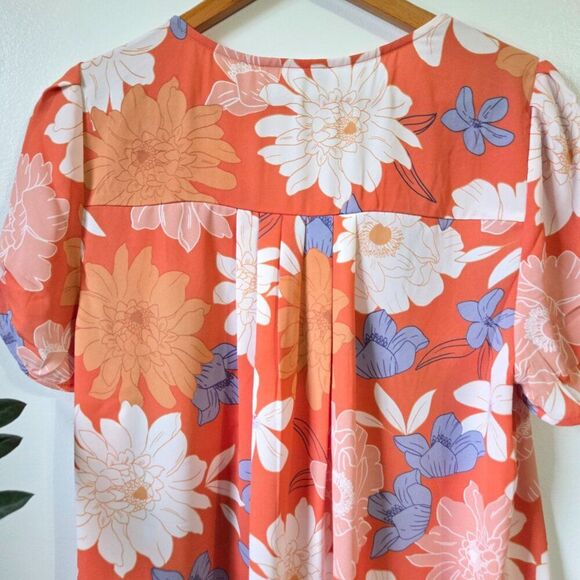 EUC DR2 FLORAL SPLIT V NECK FLORAL TOP SIZE MEDIUM SIZE TAG REMOVED - Picture 4 of 16